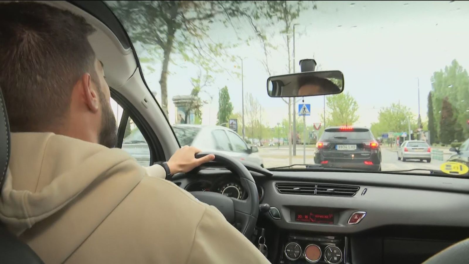 Un conductor al volante de su coche