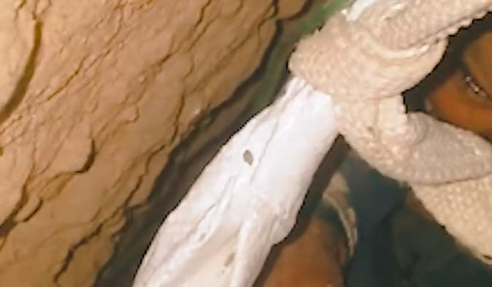 Imagen del pequeño en el interior del pozo afgano