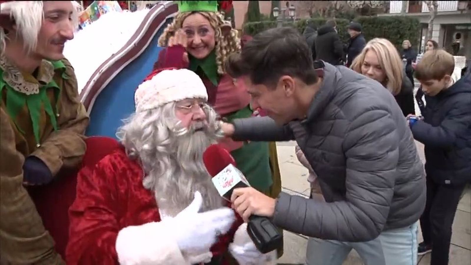 Papá Noel visita el centro de Torrejón y habla con los niños antes de Nochebuena