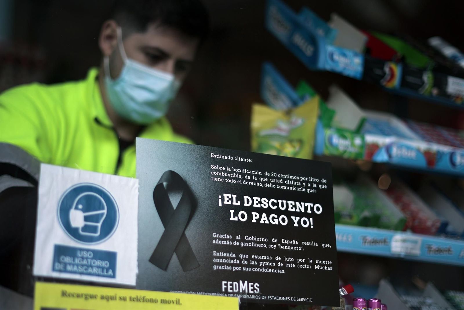 Caos, confusión, desesperación, problemas técnicos y cierres de gasolineras en el primer día del descuento