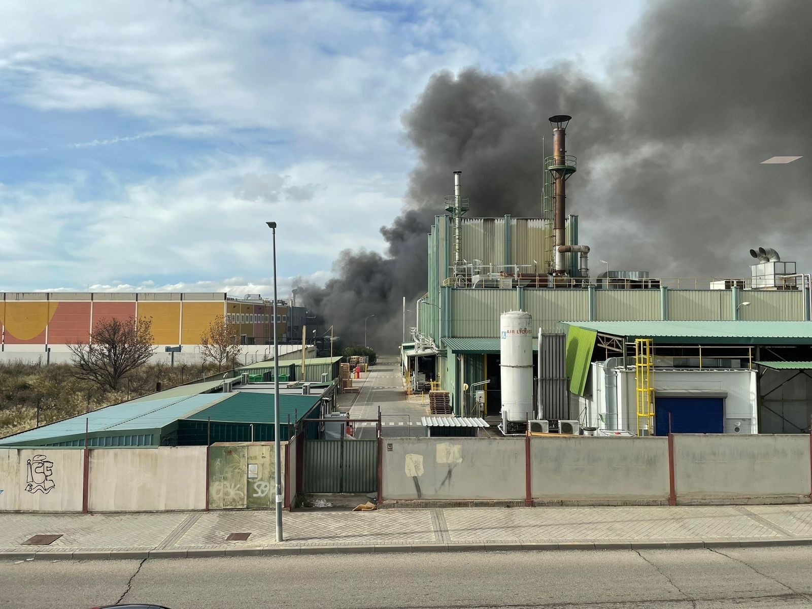 Arde una nave de reciclado de cartuchos de tóner en Parla