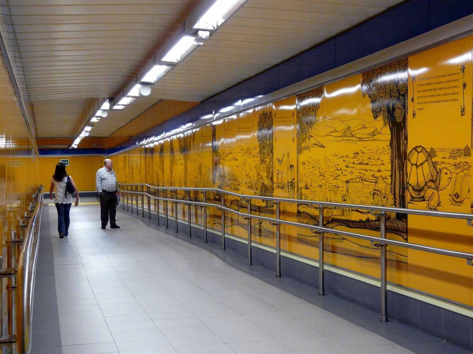Uno de los pasillos de la estación de Carpetana