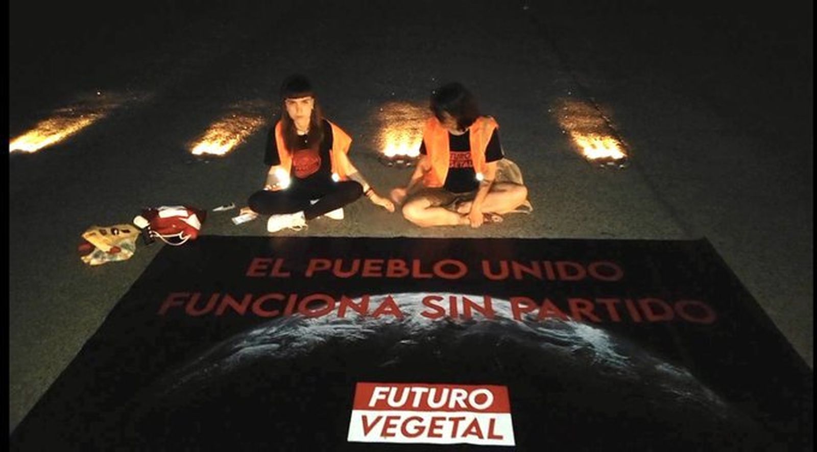 Activistas de 'Futuro Vegetal' en el aeropuerto de Barajas