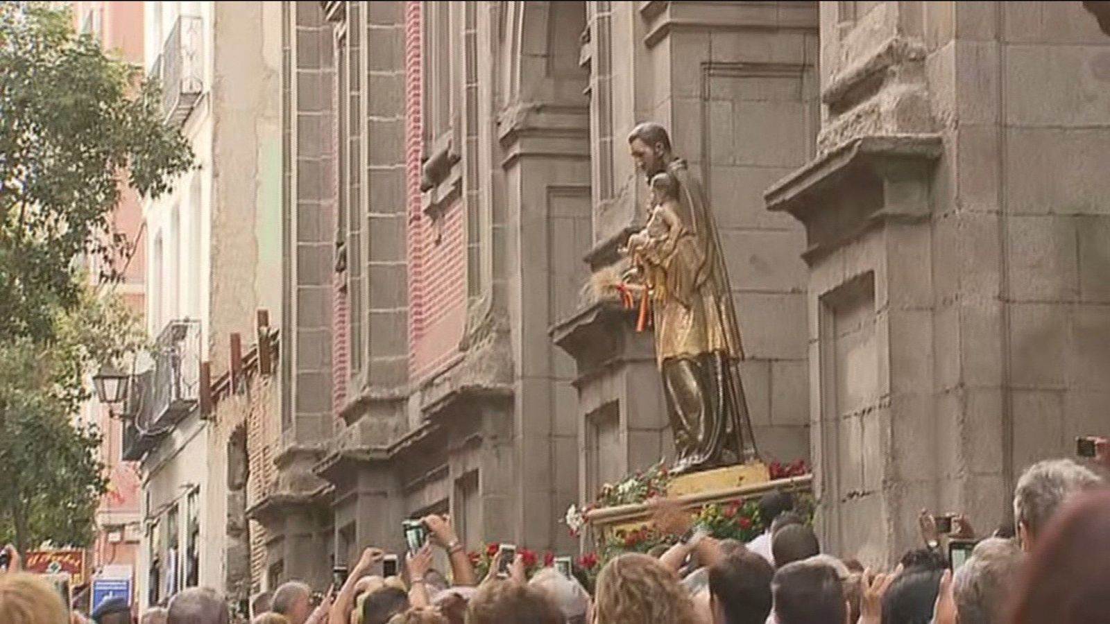 Miles de madrileños acompañan a San Cayetano en procesión por la calles de Madrid