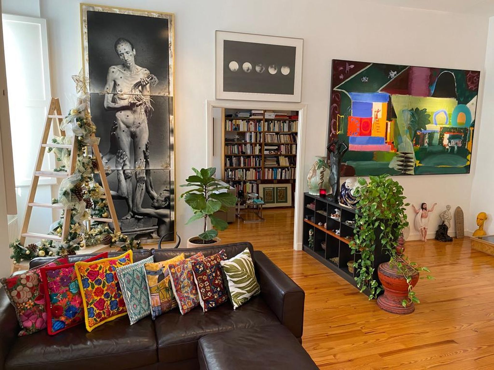 Y todos los rincones de la casa están repletos de obras de arte. Por cierto, la escalera de la izquierda... es el árbol de Navidad.