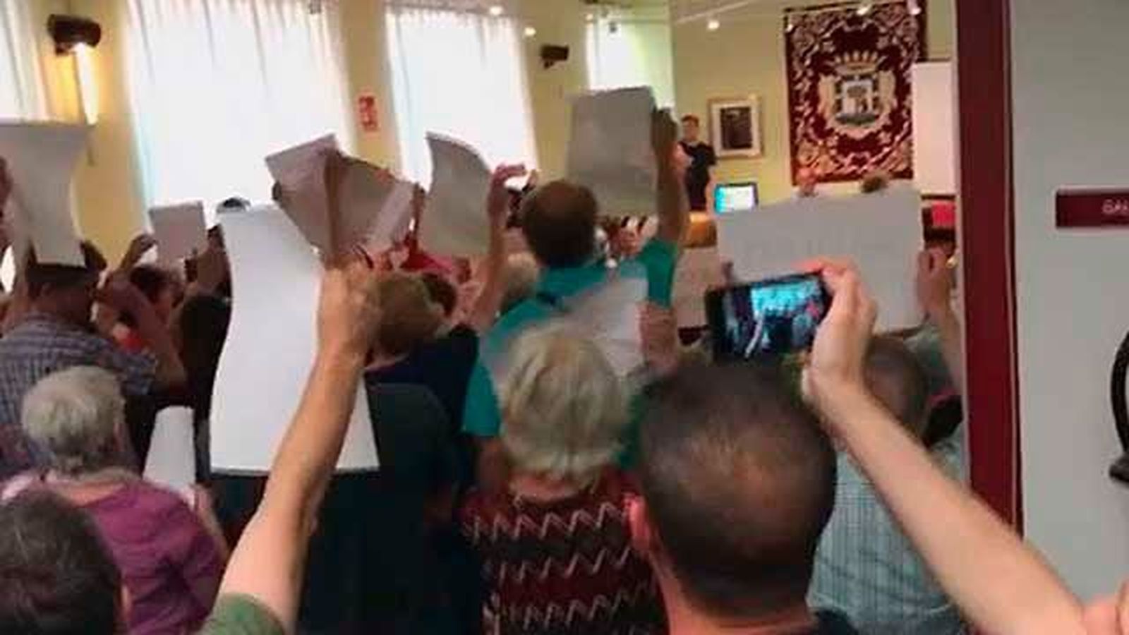 Los vecinos protestan en el Pleno de Chamberí por el cierre de la calle Galileo