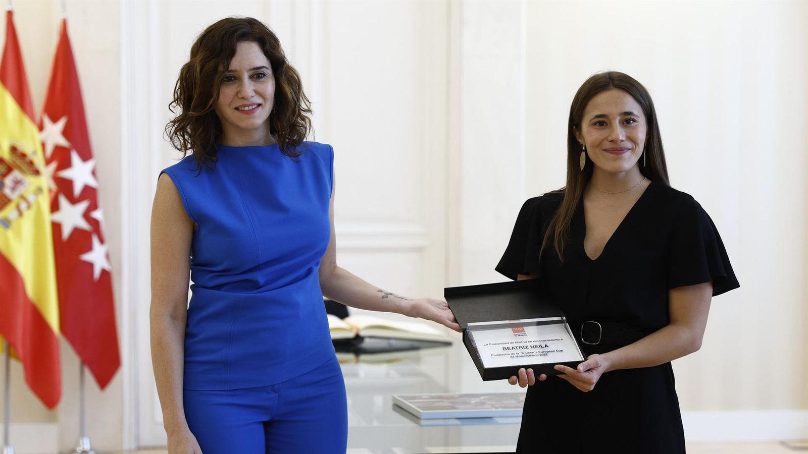 Ayuso reconoce a la piloto Beatriz Neila como "referente del deporte y el talento femenino"