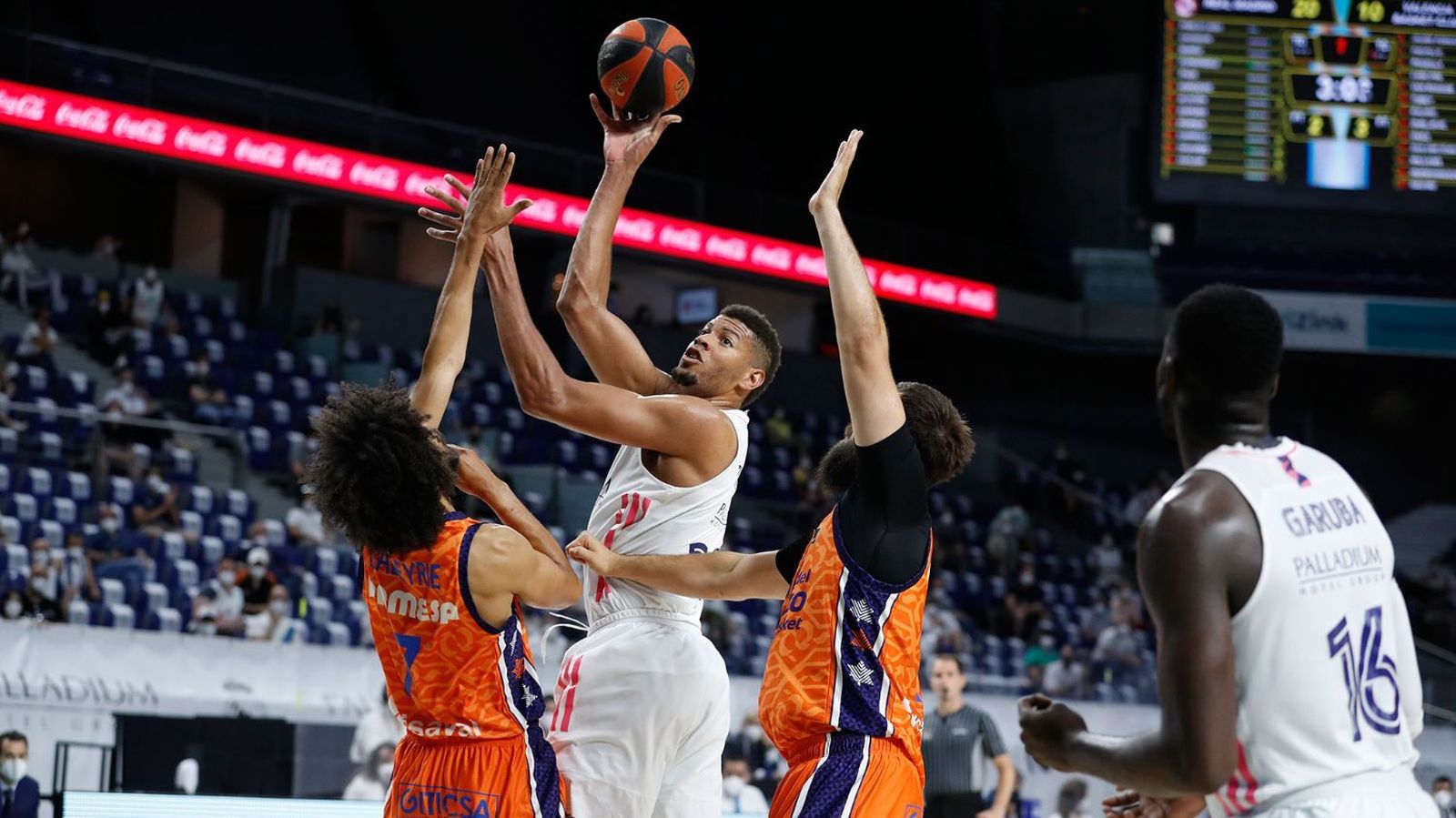 Tavares ante el Valencia Basket
