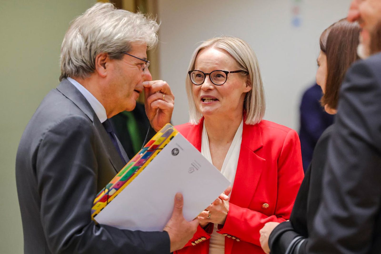 El comisario Paolo Gentiloni con la ministra finlandesa
