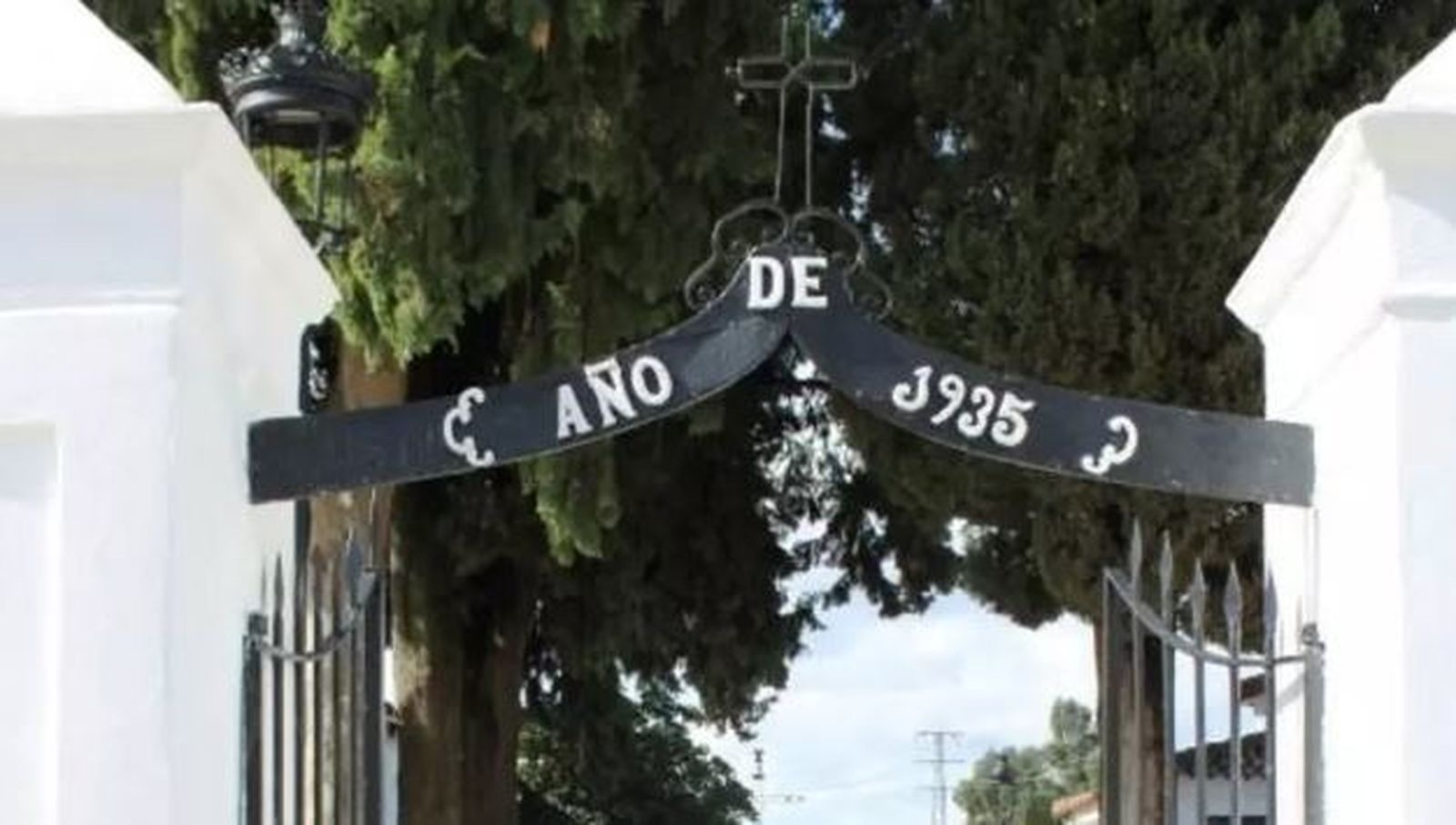 Entrada del cementerio de la localidad sevillana de Castilloblanco