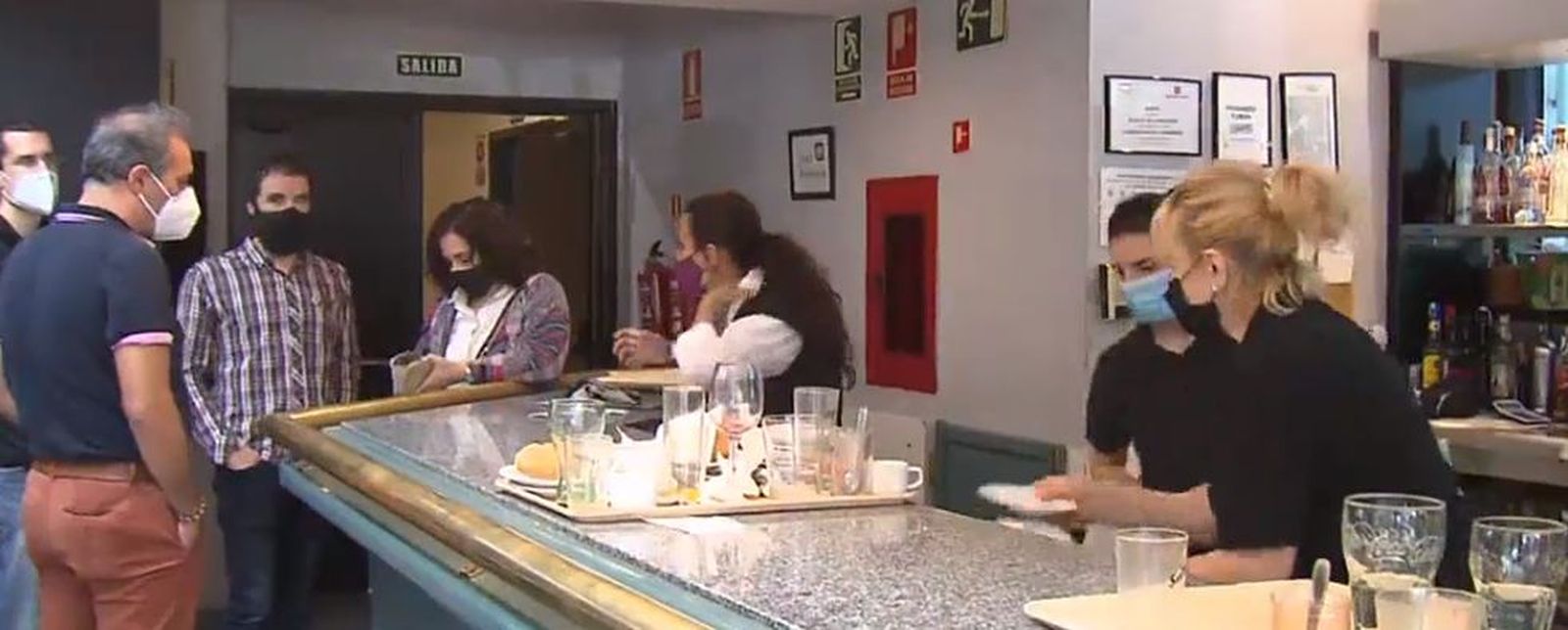 Fitur llena las cajas de bares y restaurantes de la zona, pero los dueños lo ven con cautela