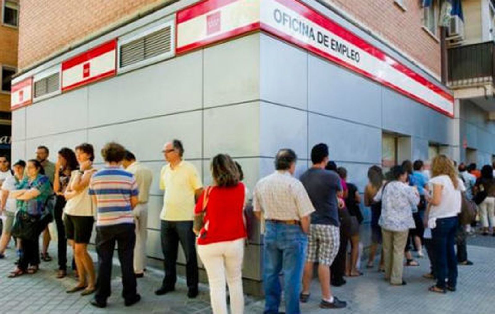 Trabajadores ante oficina del paro