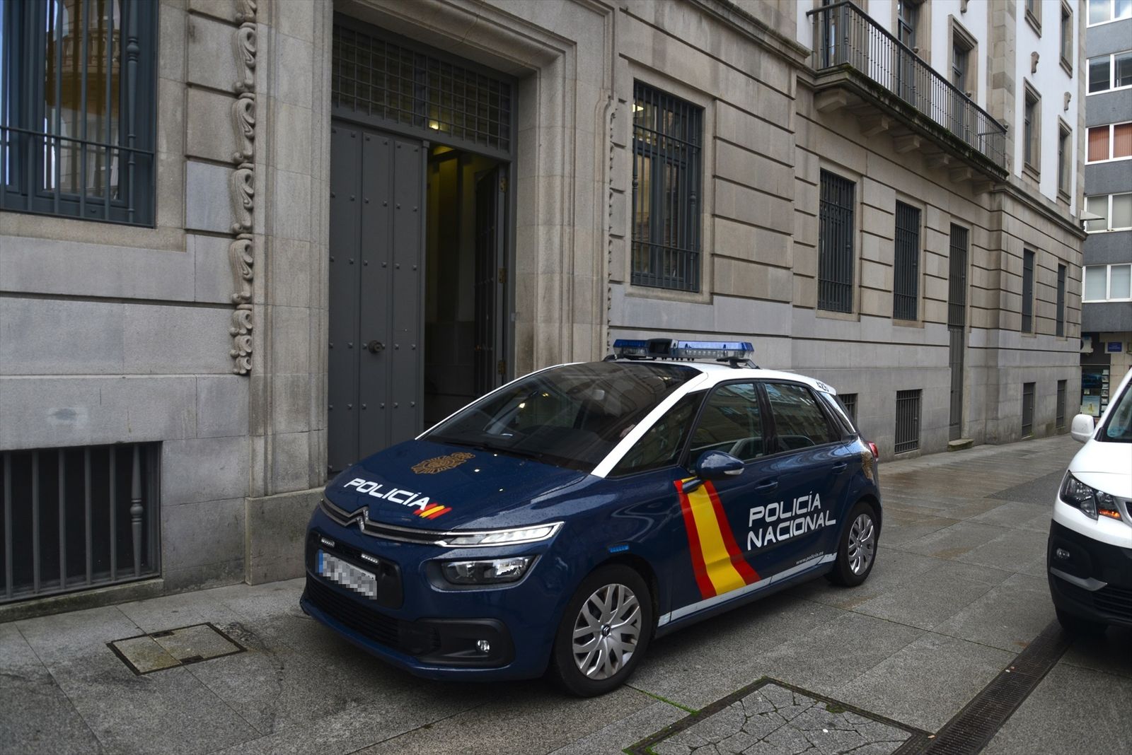 Un coche de policía a las puertas de la Audiencia Provincial de Pontevedra