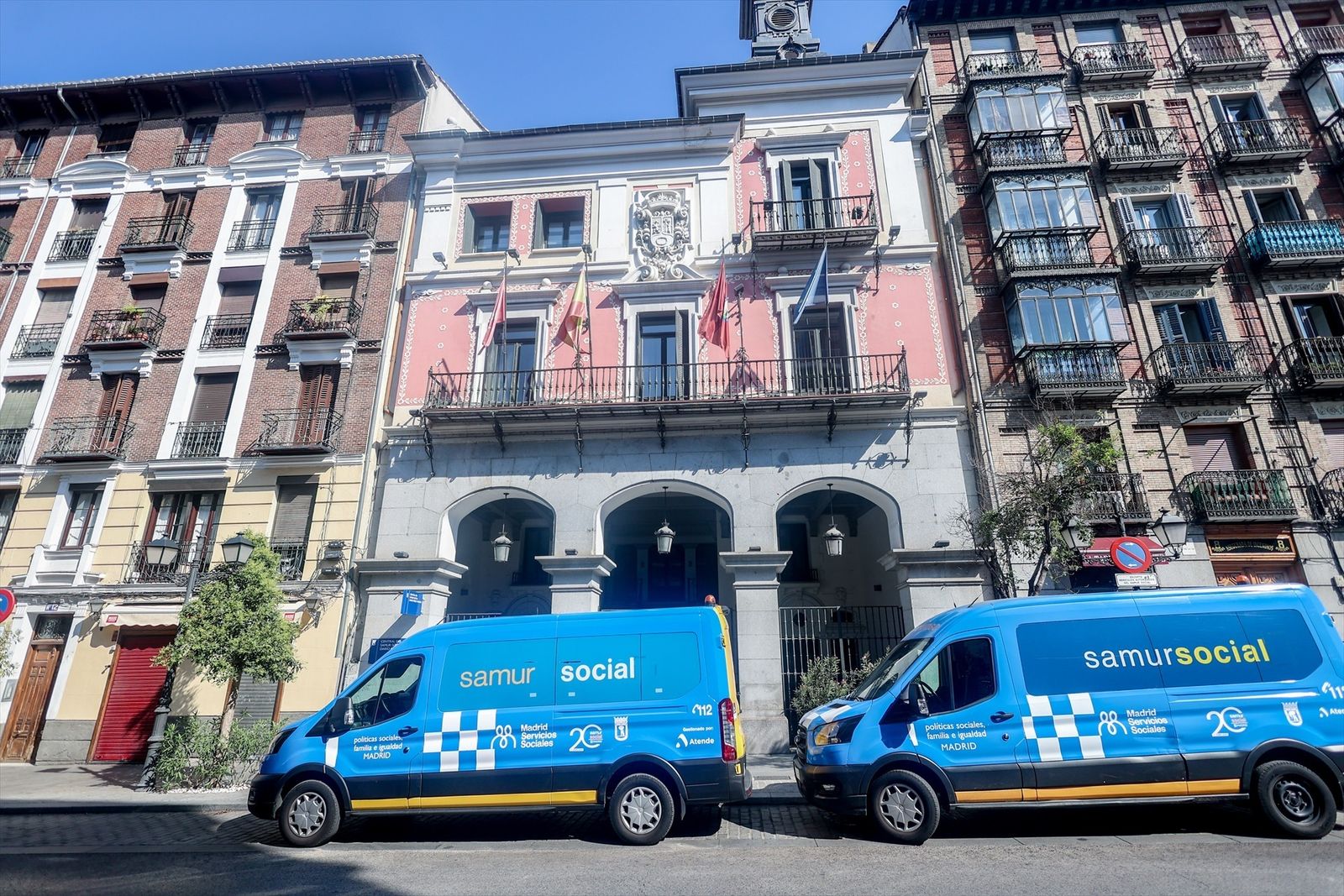 Dos vehículos del Samur Social frente al centro de acogida temporal Pedro Meca