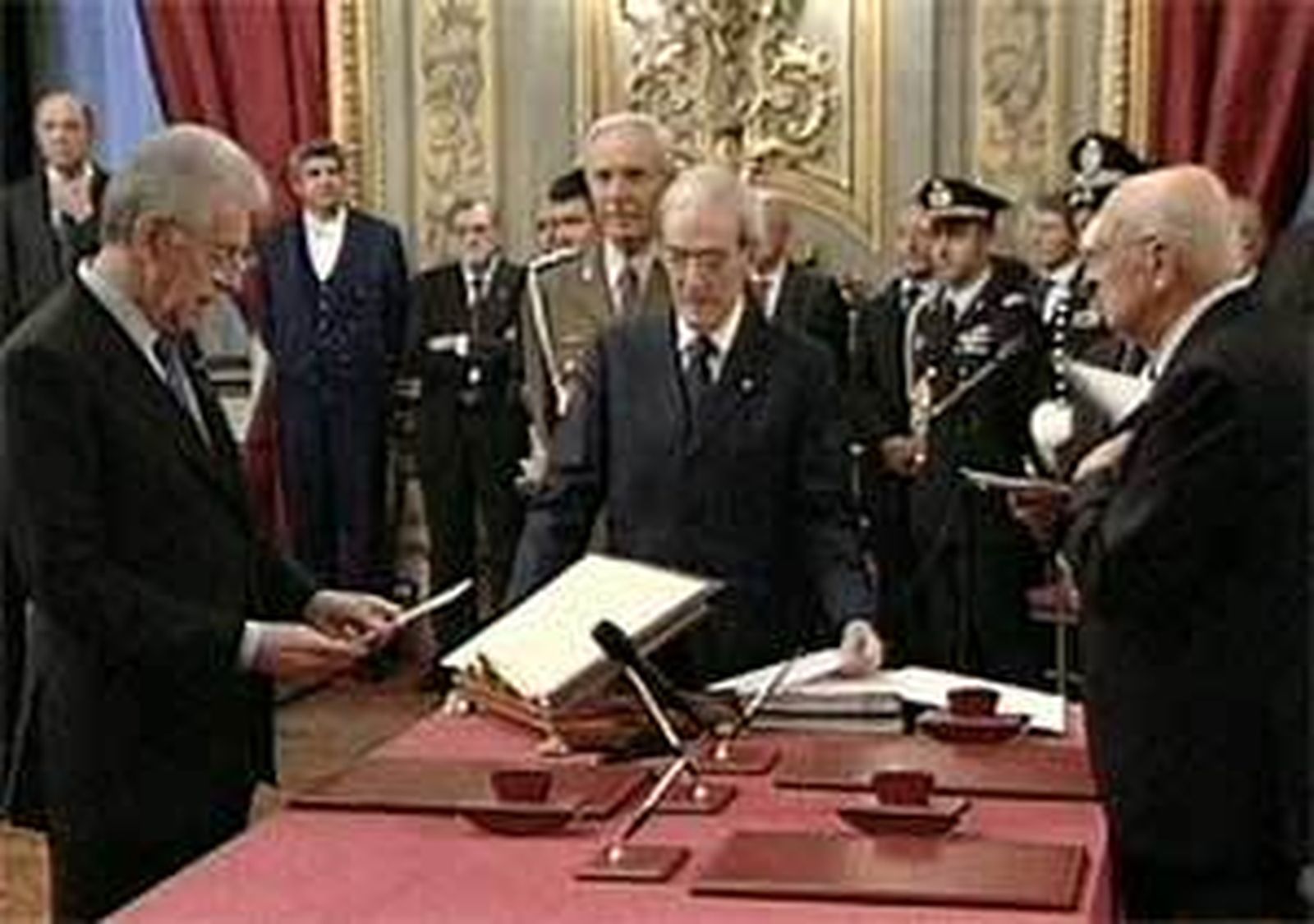 Mario Monti forma gobierno en Italia y se reserva la cartera de Economía