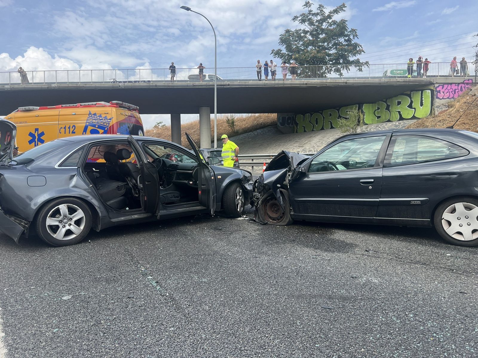 Tres heridos y varios kilómetros de atasco por un choque entre varios vehículos en la M-40