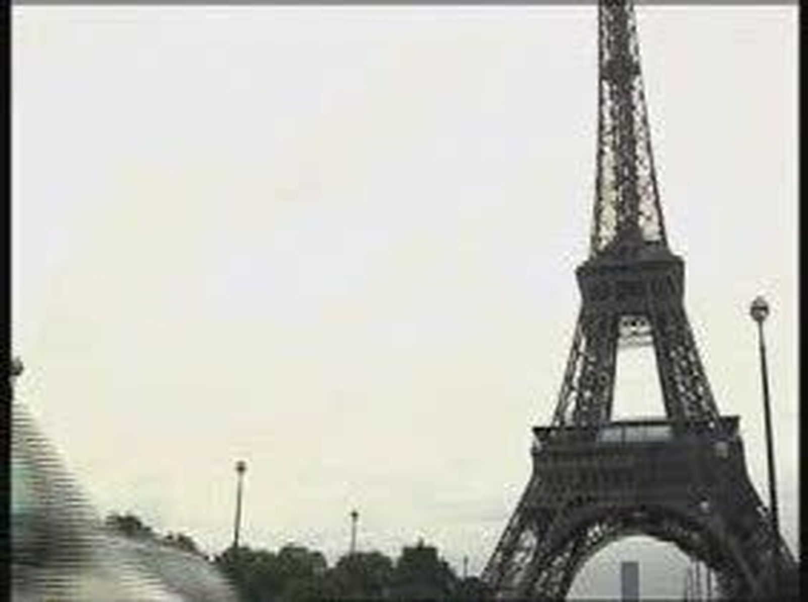 La policía vigila la torre Eiffel