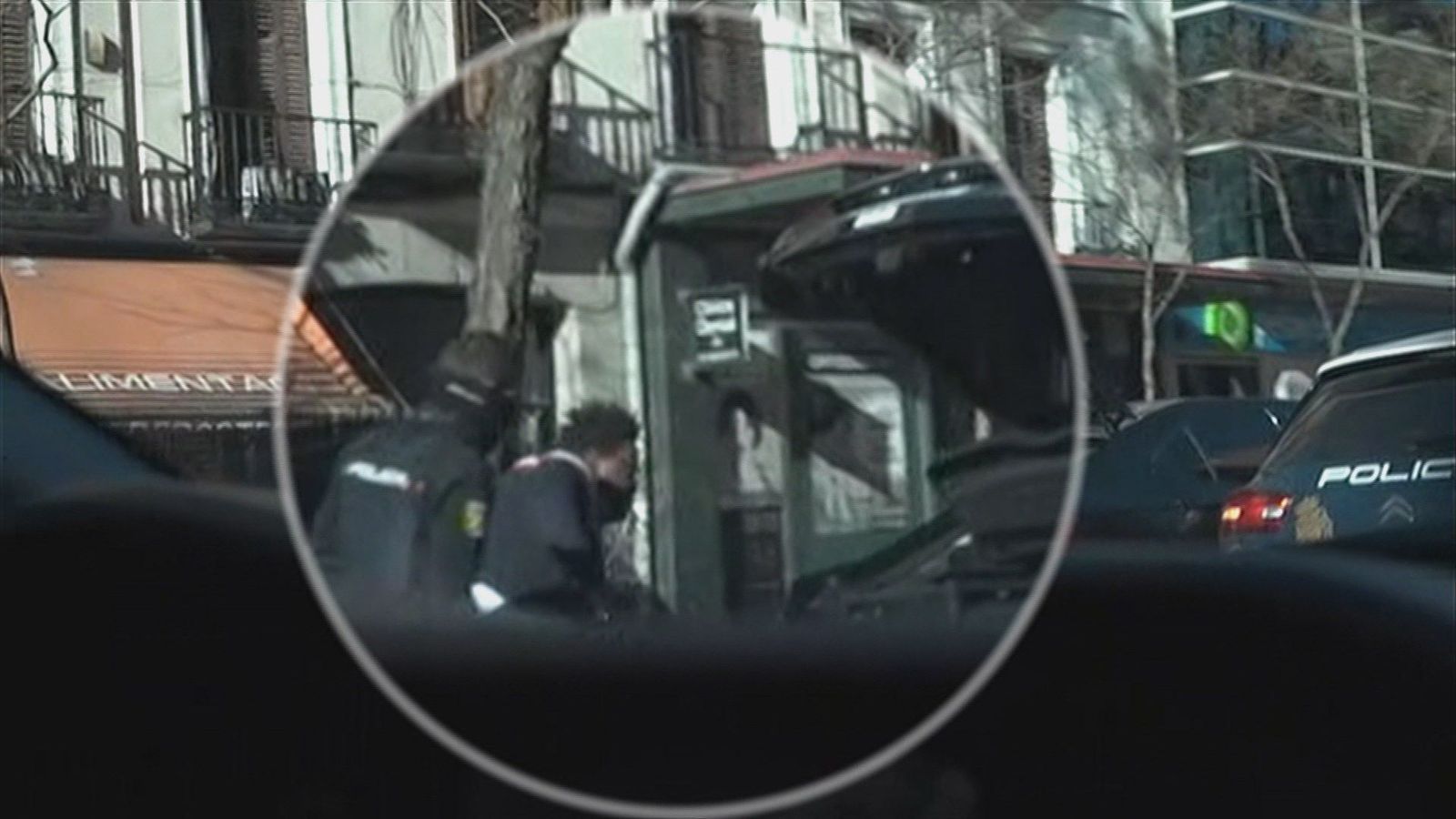 La policía registra coches VTC en busca de palos o sprays paralizantes