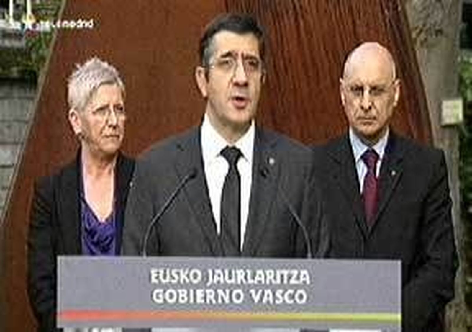 Patxi López recuerda a todas las víctimas, también las de los abusos policiales