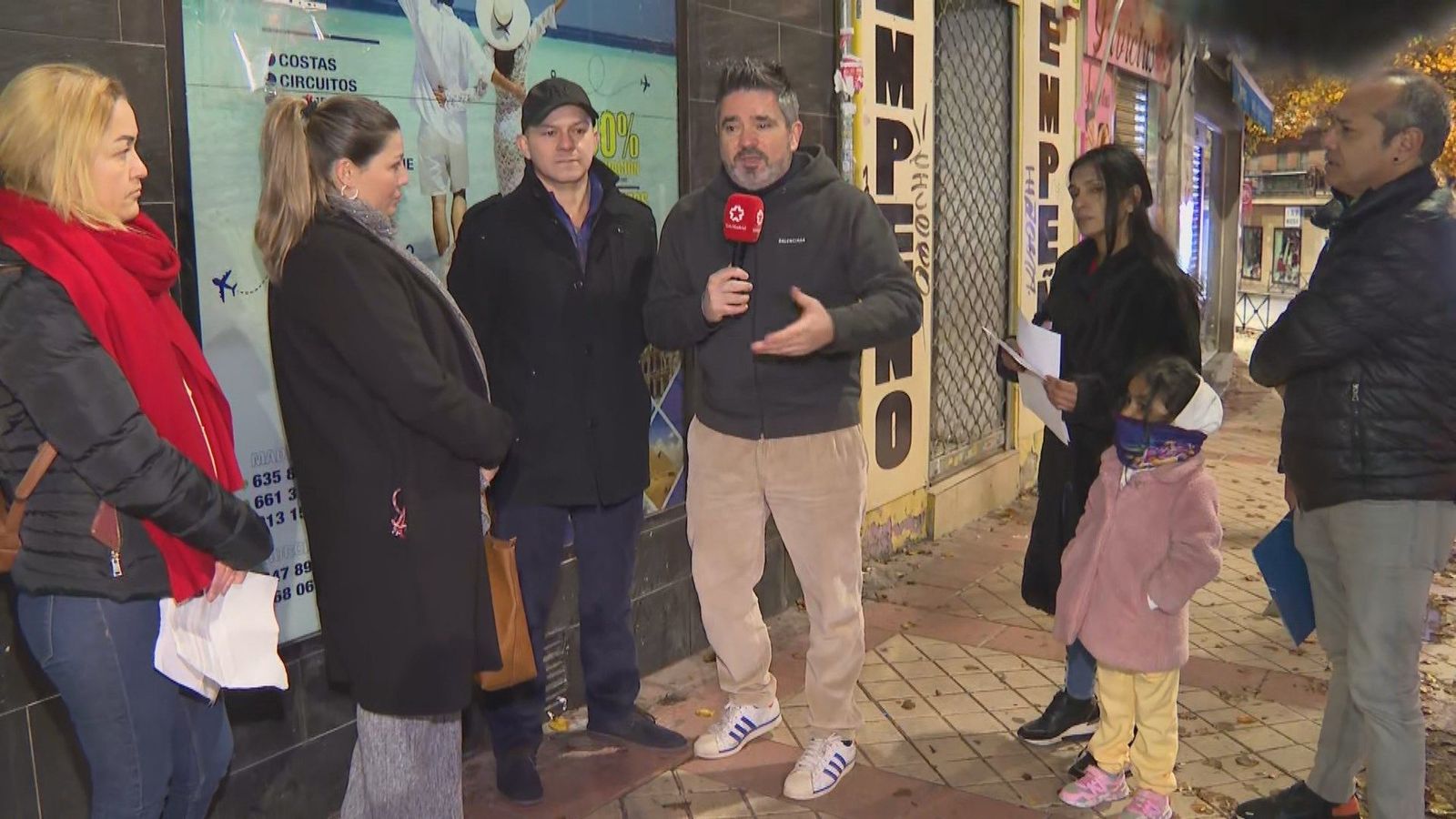 Sin vuelos ni dinero: una agencia de viajes deja 'tirados' a un centenar de personas en Madrid