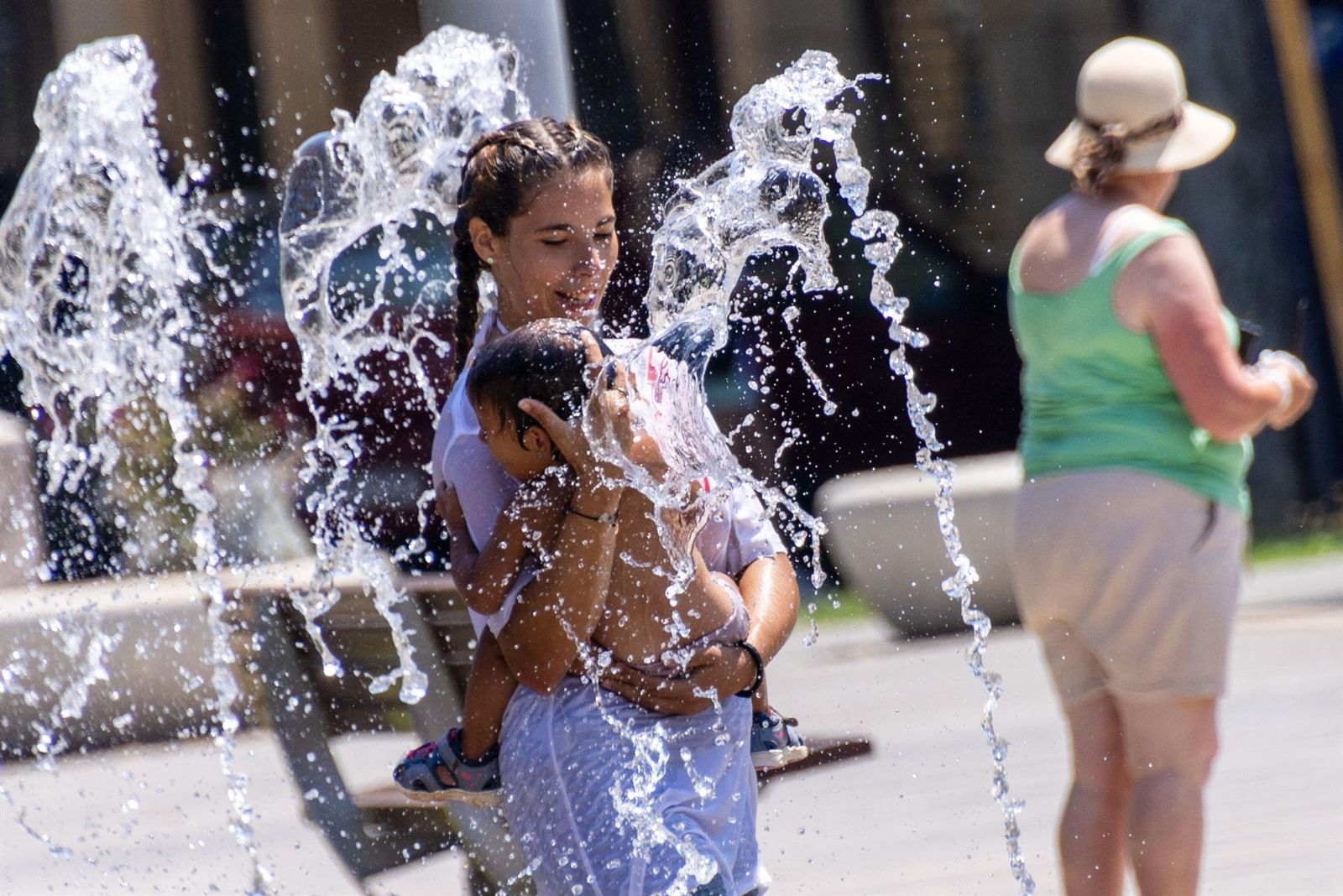 Una madre refresca a su hija