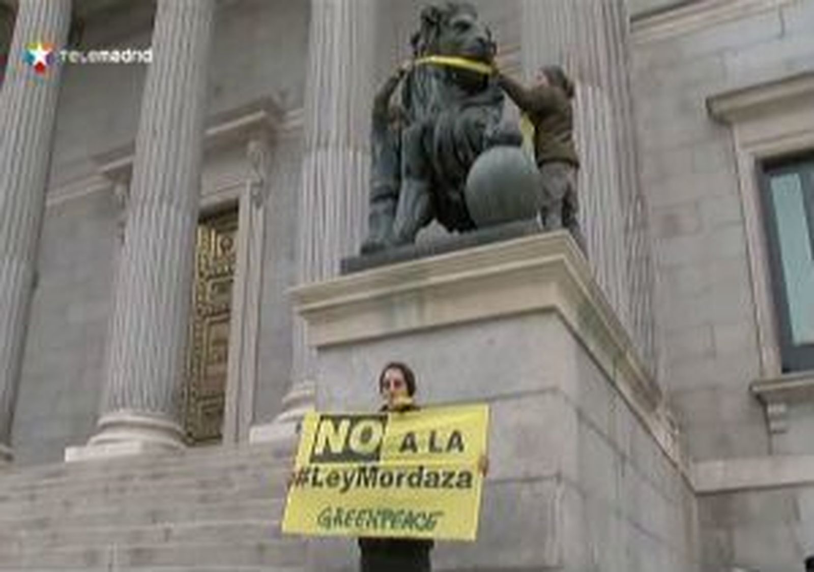 Dos detenidos tras amordazar a uno de los leones del Congreso