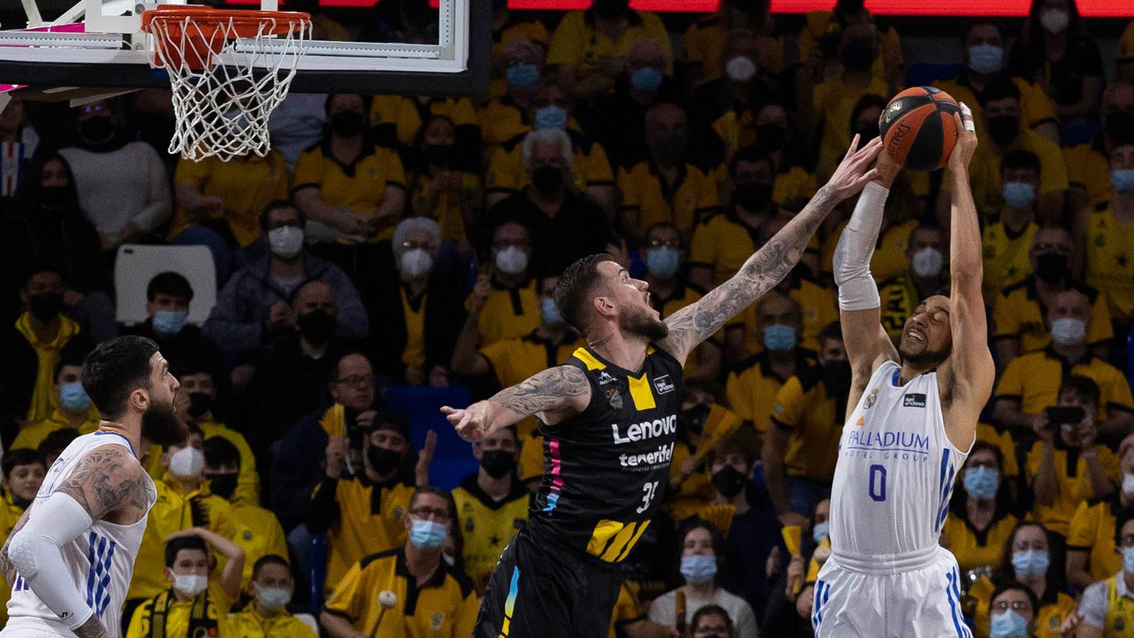 Lance del partido entre el Lenovo Tenerife y el Real Madrid