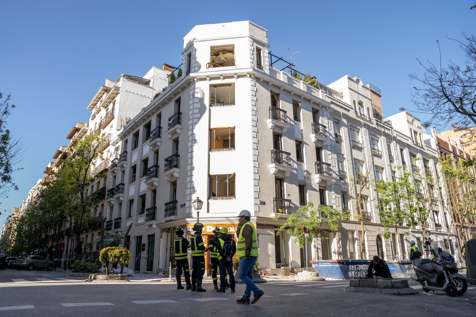 Edificio en la calle General Pardiñas que sufrió una fuerte explosión