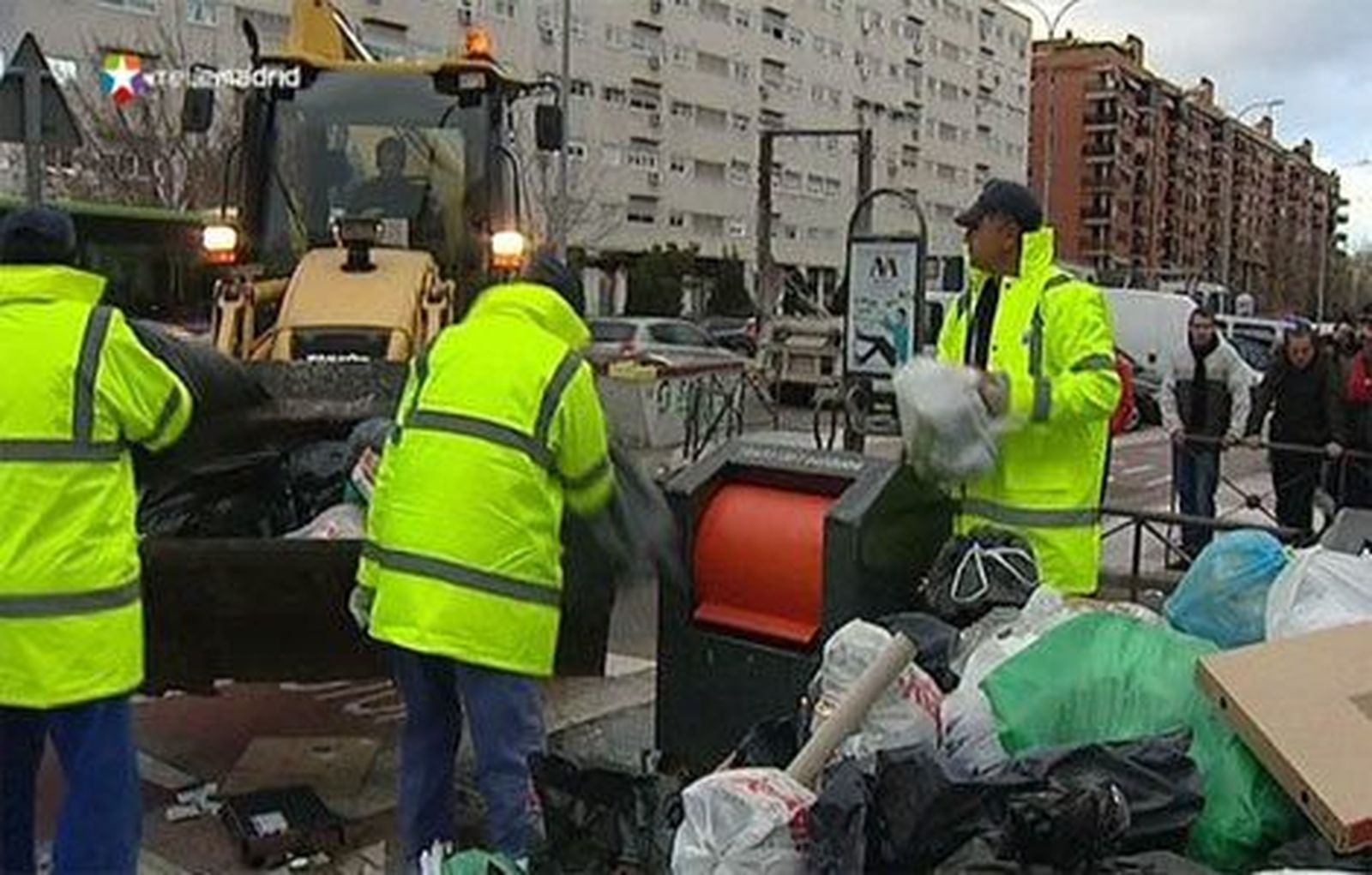 Los camiones de Tragsa empiezan a limpiar la basura de las calles de Alcorcón