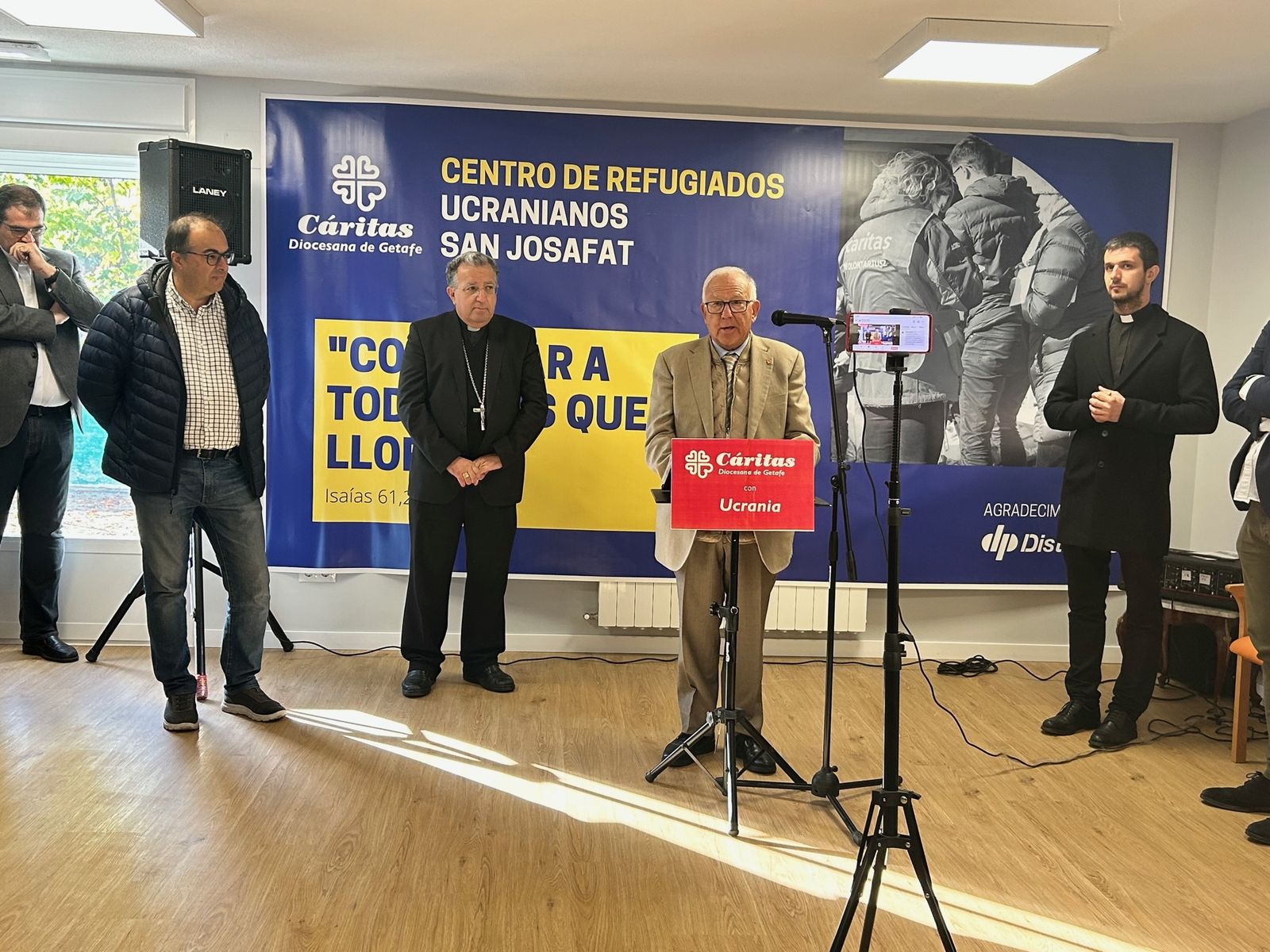 El obispo de Getafe visita el 𝗰𝗲𝗻𝘁𝗿𝗼 𝗱𝗲 𝗿𝗲𝗳𝘂𝗴𝗶𝗮𝗱𝗼𝘀 𝘂𝗰𝗿𝗮𝗻𝗶𝗮𝗻𝗼𝘀 𝗱𝗲 𝗟𝗲𝗴𝗮𝗻𝗲́𝘀