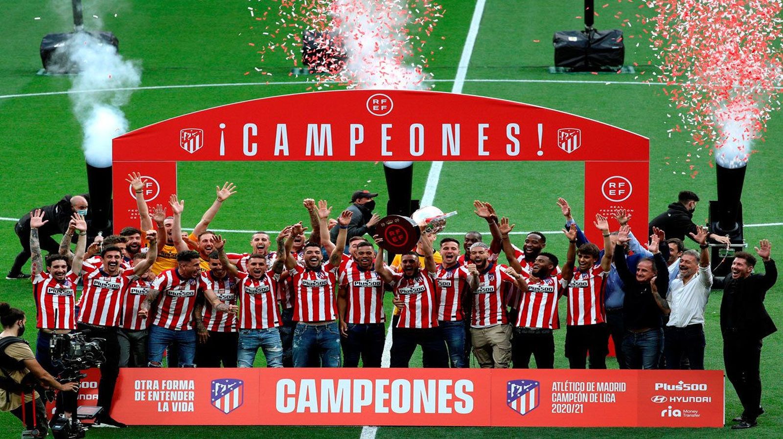 El Atlético de Madrid recibe la copa de campeón de la Liga 2020-21