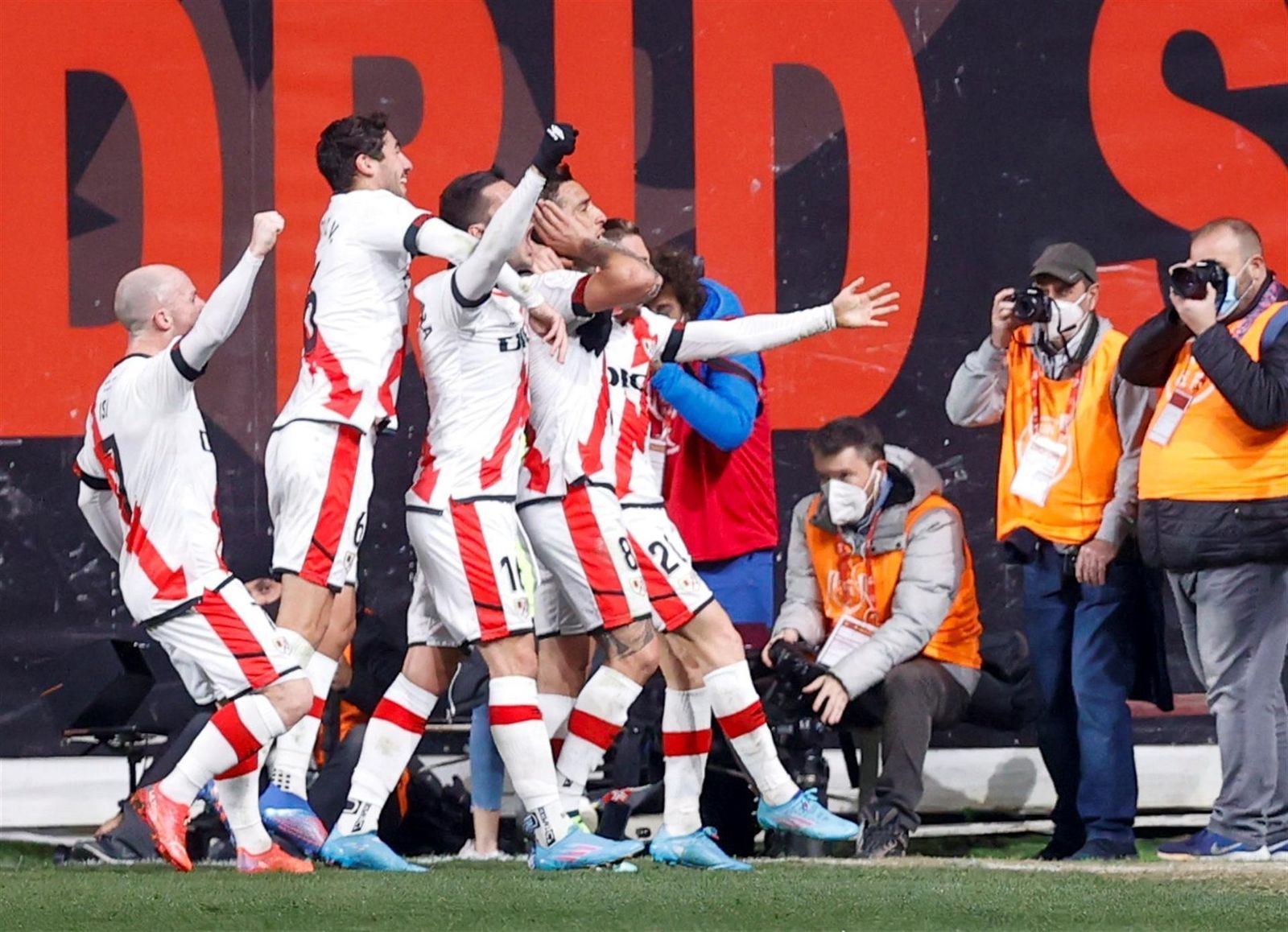 El centrocampista argentino del Rayo Vallecano, Óscar Trejo, celebra su gol ante el  Mallorca