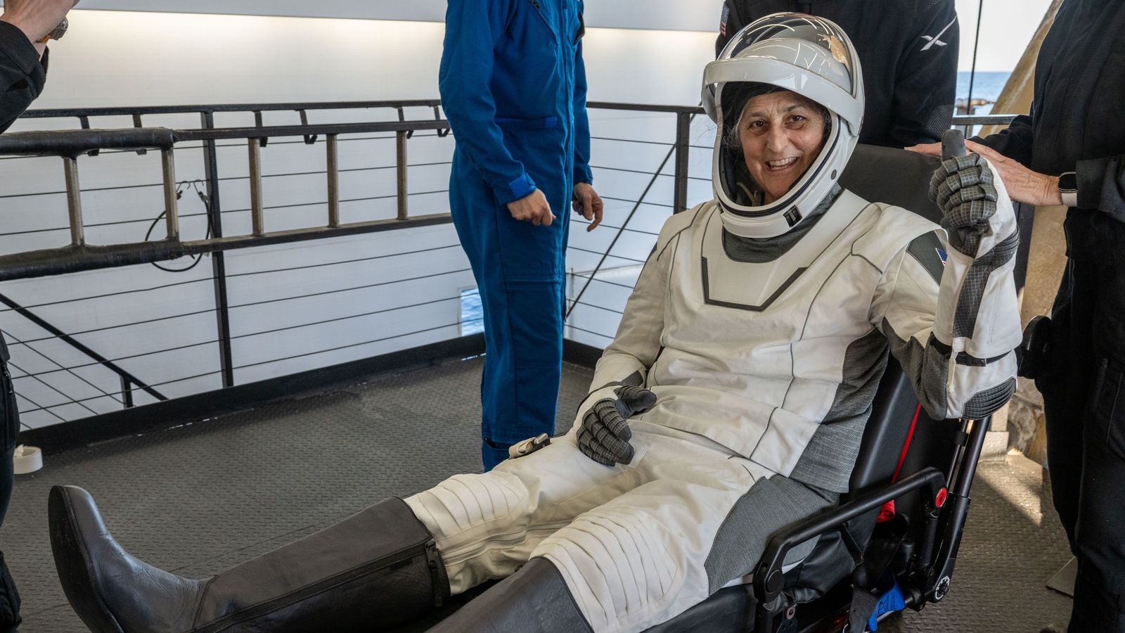 Sunita Williams sale de la Dragon de SpaceX