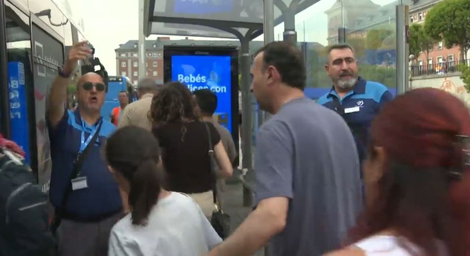 Empleados de la EMT y viajeros en una de las paradas del servicio especial