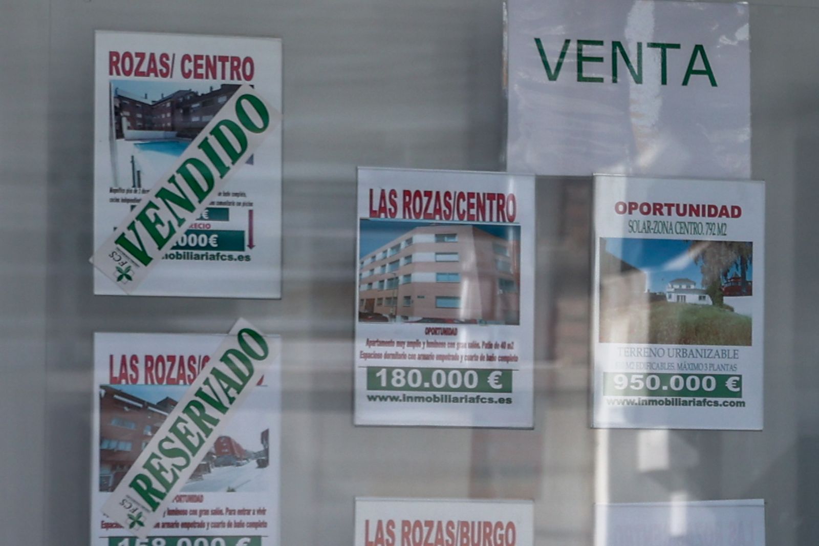 Escaparate de anuncios de viviendas,