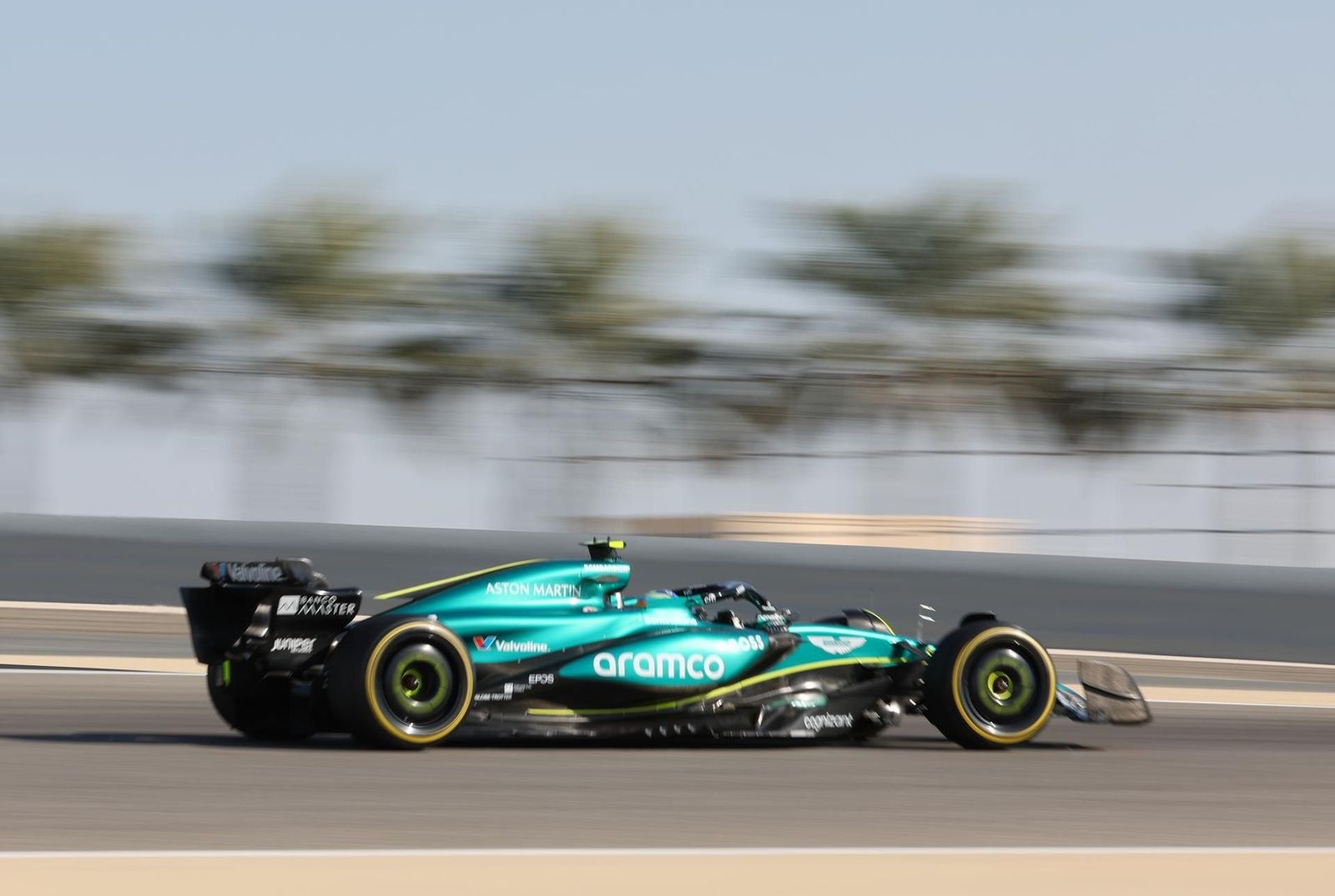 Alonso se apunta a la fiesta en los segundos libres de Baréin