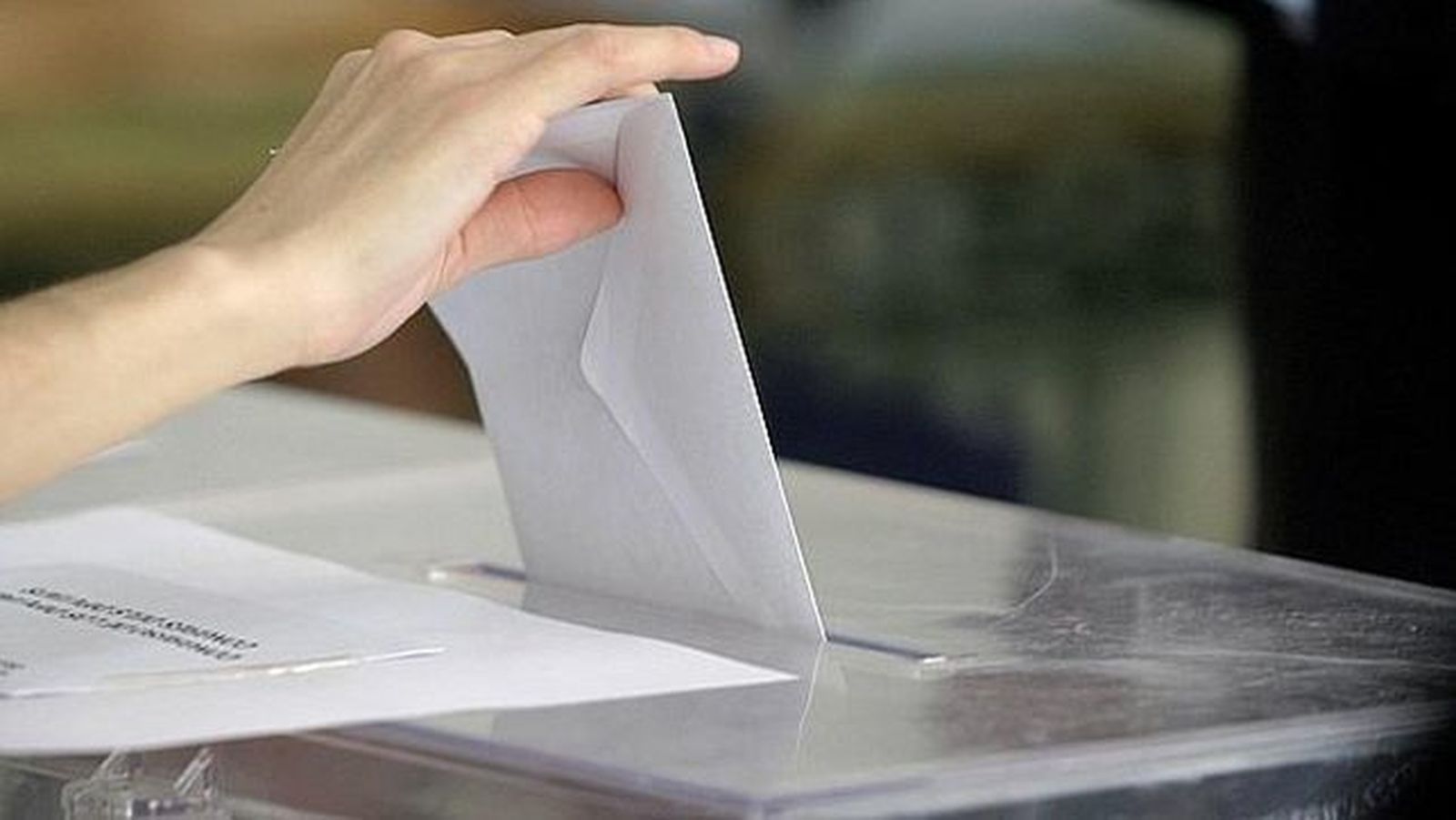 Una persona vota en unas elecciones