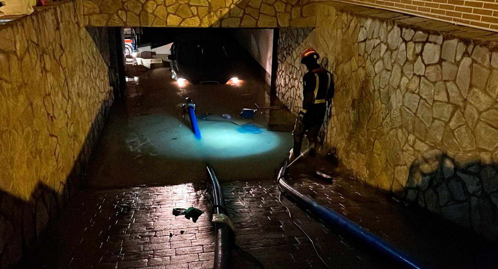La rotura de una tubería de agua en Camarma inunda garajes de viviendas y provoca un enorme socavón