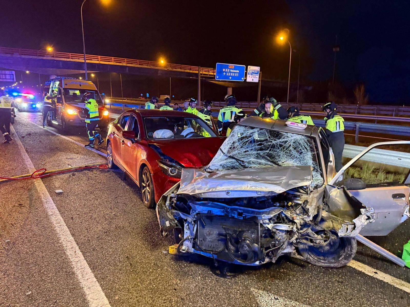 Accidente múltiple en la M-45, con un conductor atrapado en uno de los coches