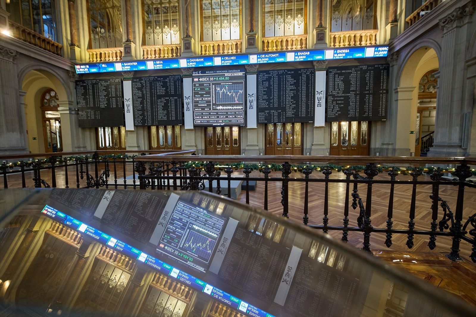 Varios paneles del Ibex 35 en el Palacio de la Bolsa,