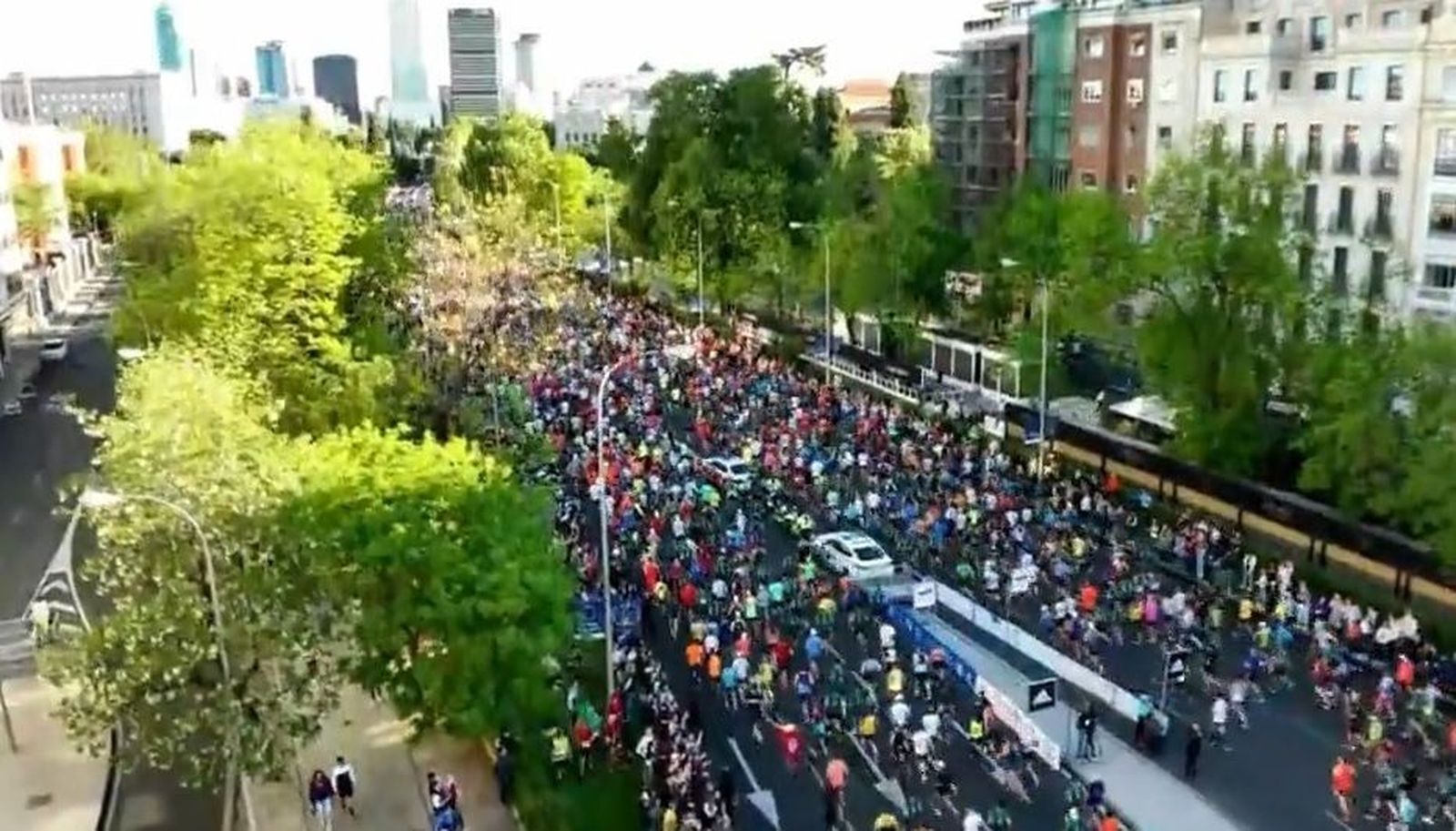 Miles de madrileños corren ya por la calles de Madrid: Así arrancó el Maratón