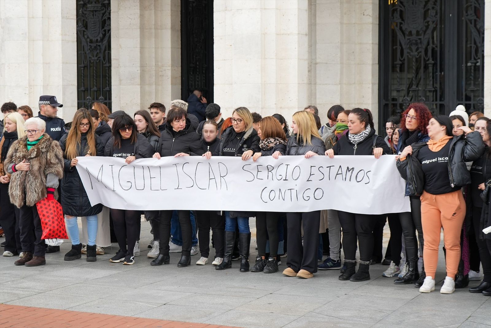 Decenas de personas en la Plaza Mayor de Valladolid durante el minuto de silencio por la muerte de un joven vallisoletano en Burgos