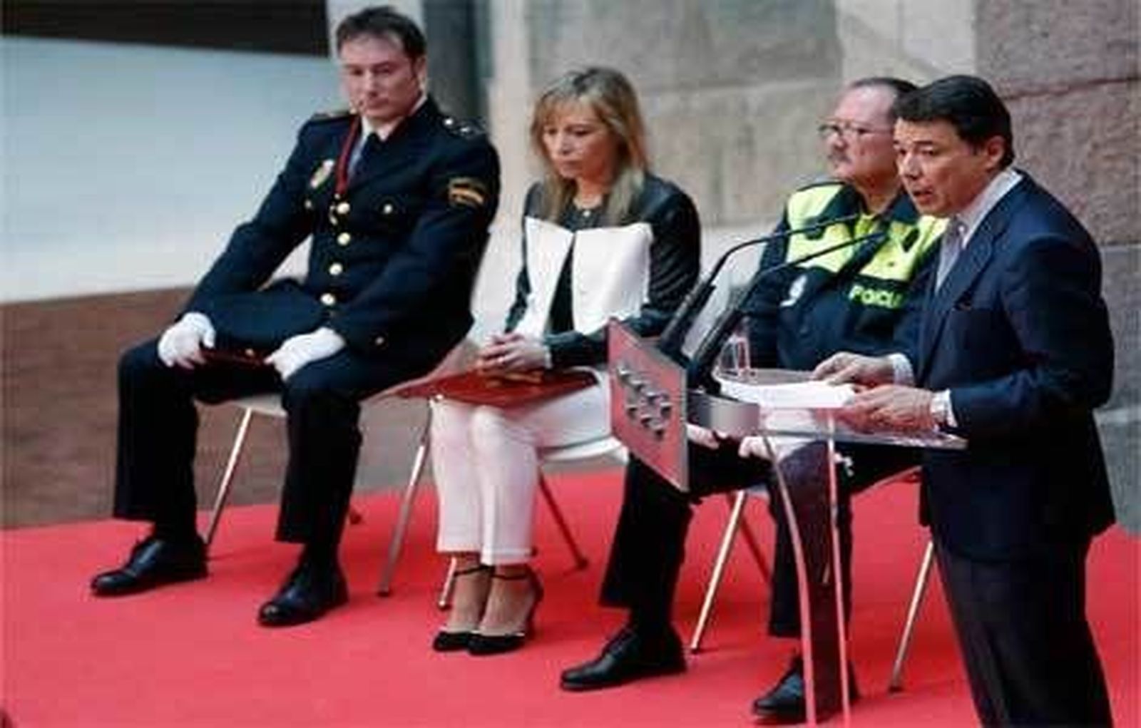 La Comunidad reconoce a 3 policías por su heroísmo y generosidad
