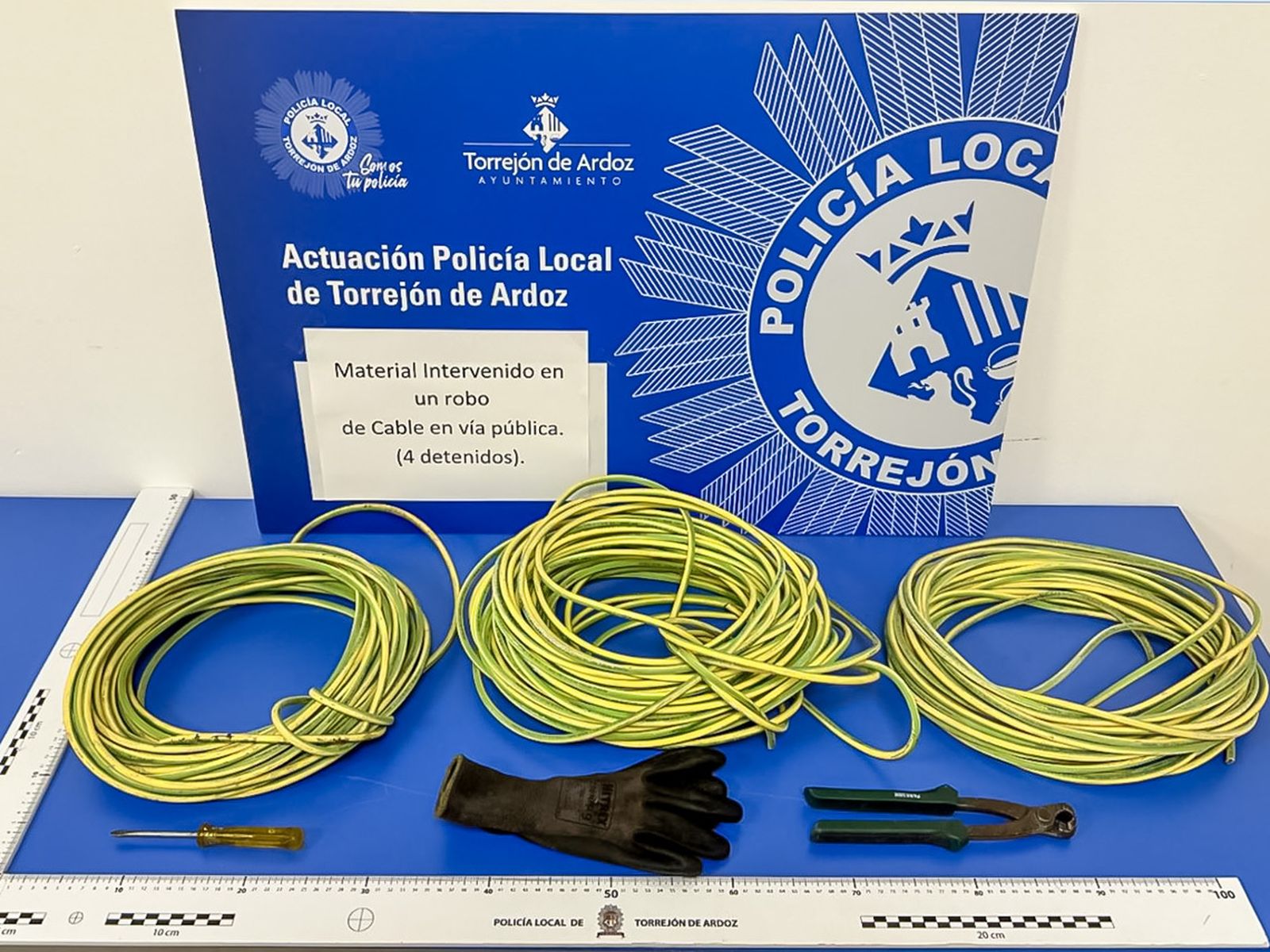 Cables y herramientas intervenidos por la Policía Local de Torrejón de Ardoz