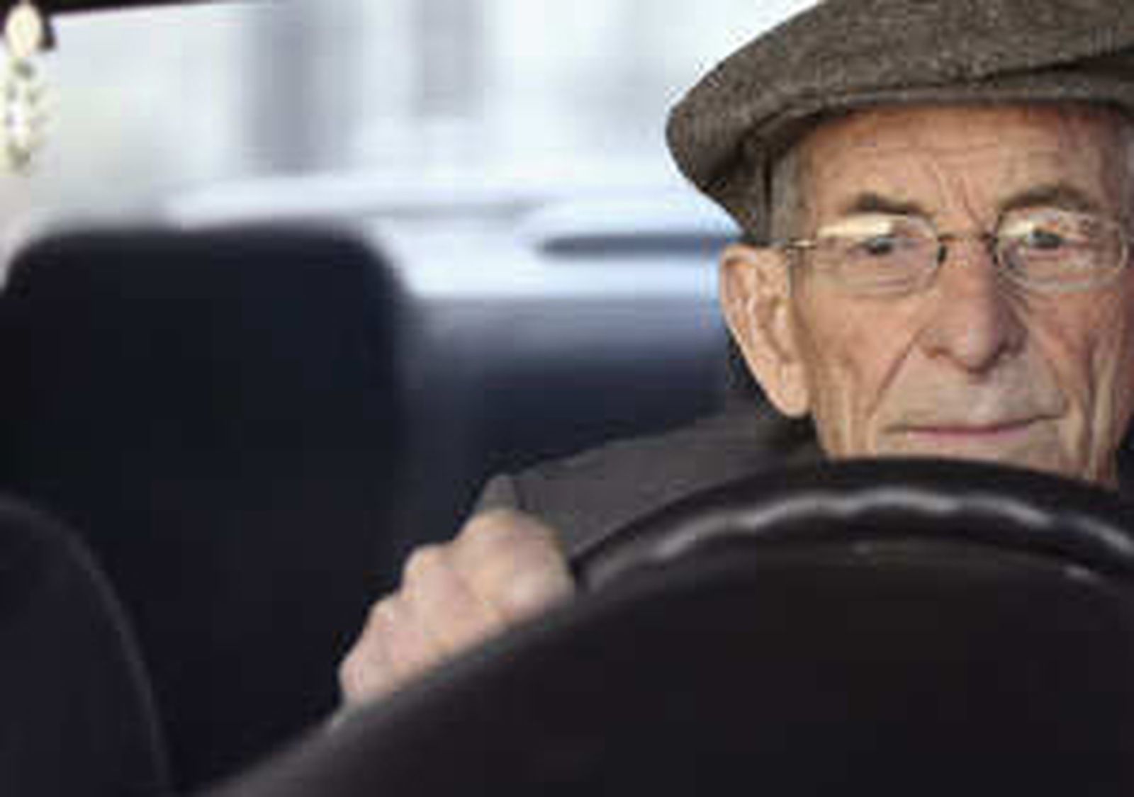 anciano_alvolante
