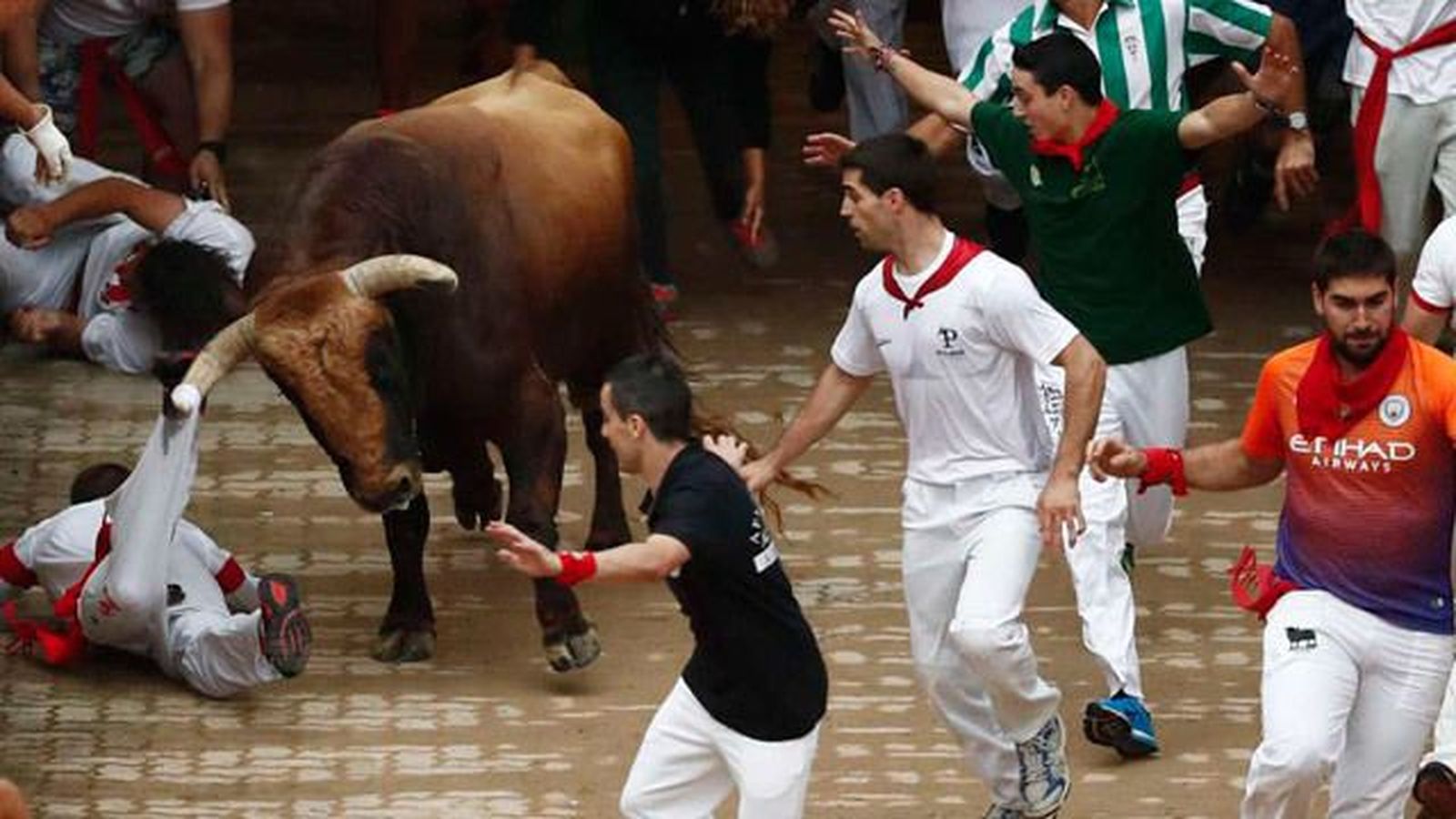 Encierro veloz protagonizado por el toro "Huracán", que abrió la carrera solo