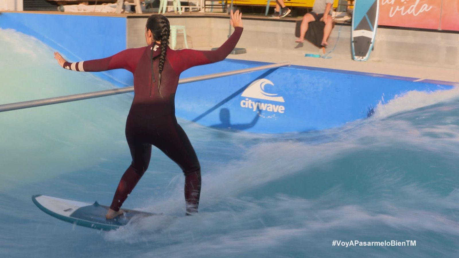 La 'Potra Salvaje', Isabel Aaiún, surfeando