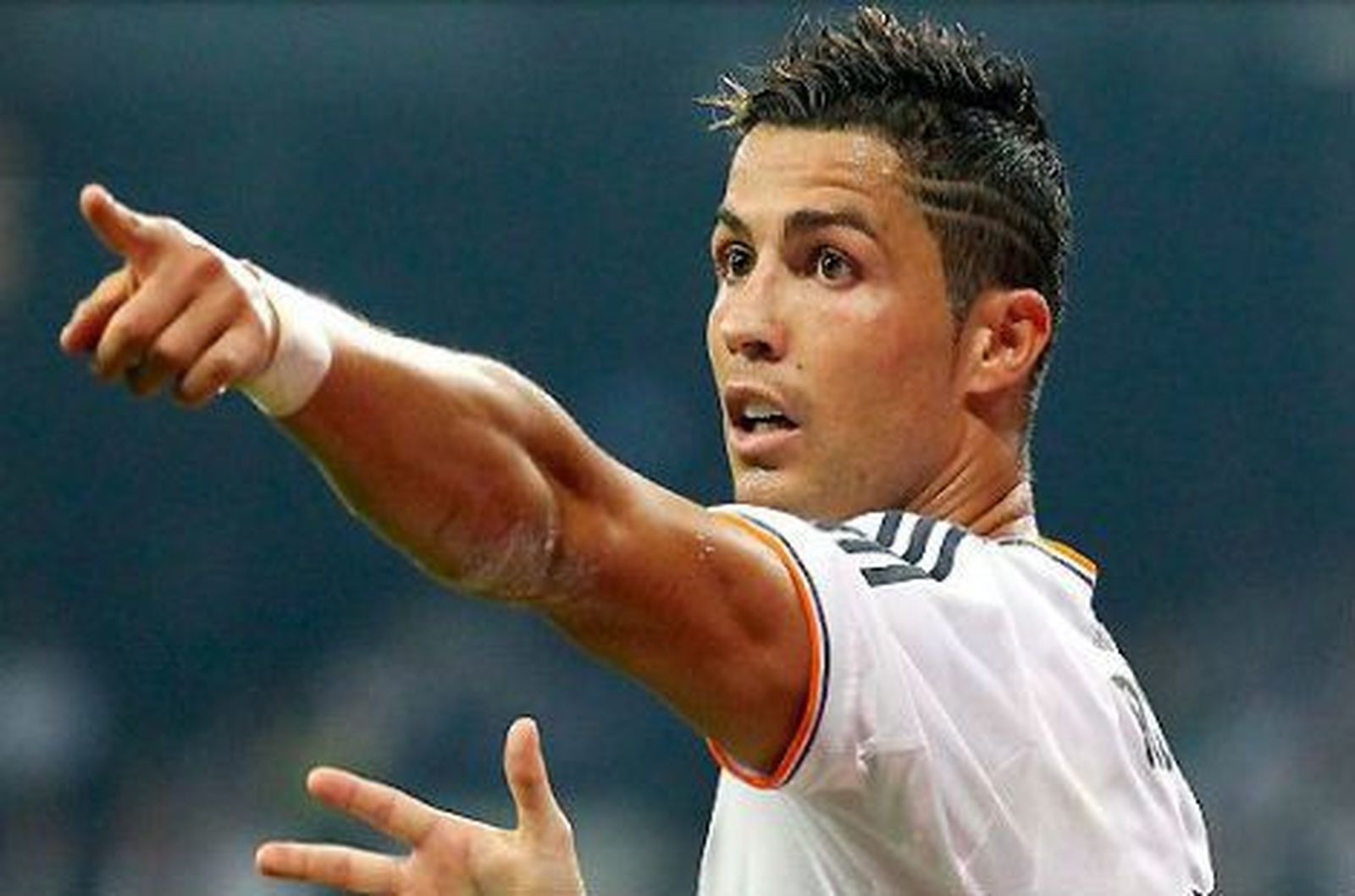 2-2. Cani amarga el debut de Bale