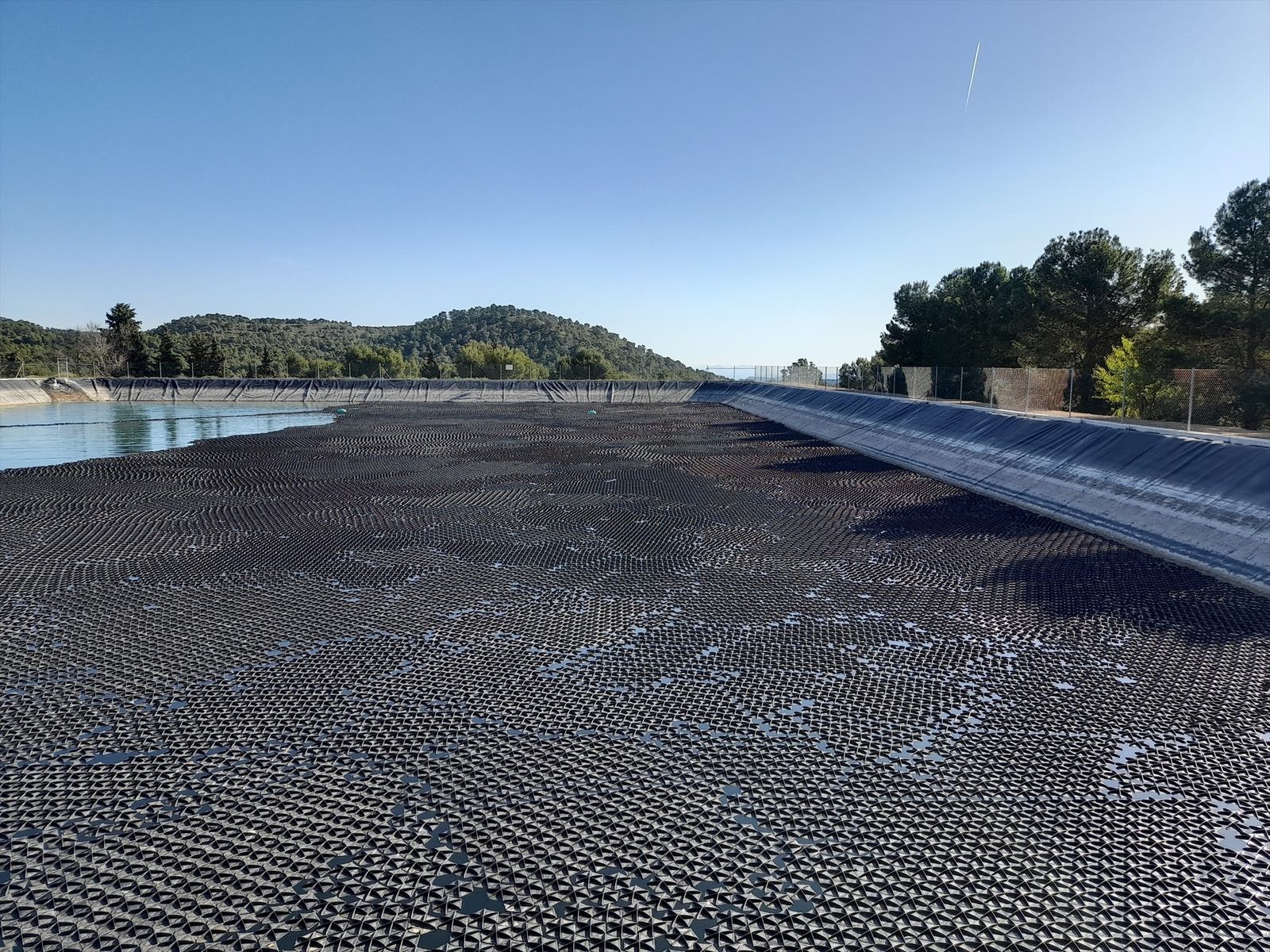 Tapado de un embalse para evitar la pérdida de agua por evaporación