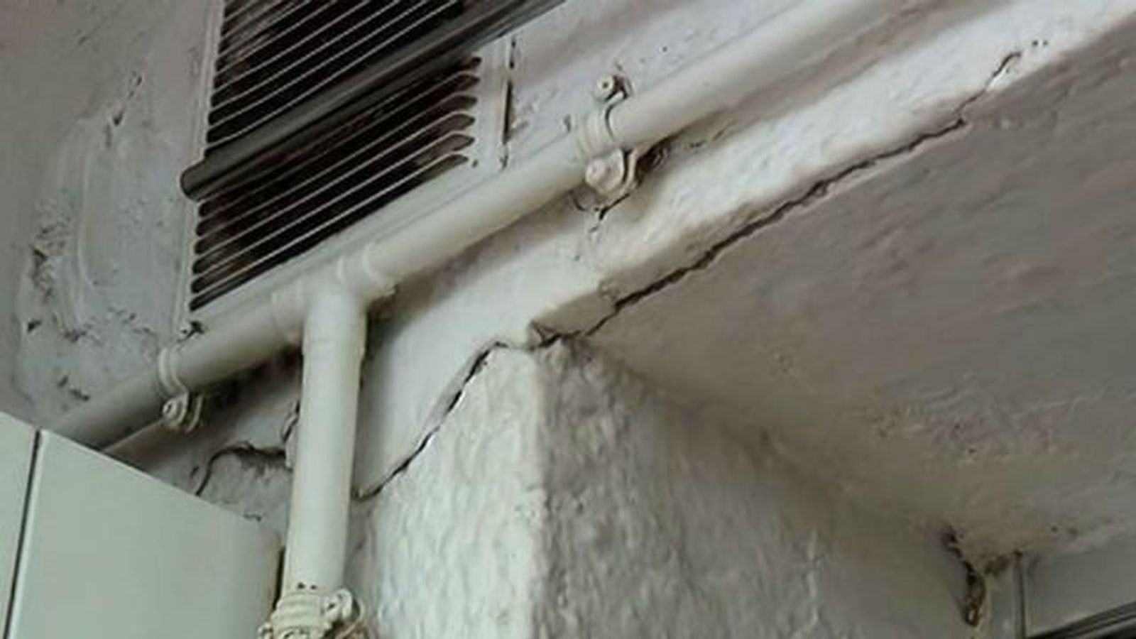 Los vecinos del edificio colindante al derrumbado en Carabanchel denuncia la aparición de grietas